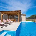 Vikendica Monkodonja, A Charming Summer Retreat Near