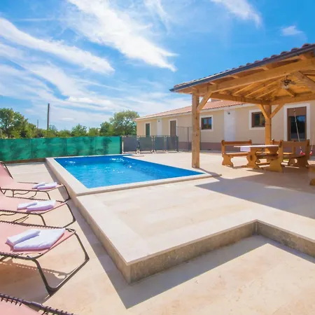 Monkodonja, A Charming Summer Retreat Near Holiday home *