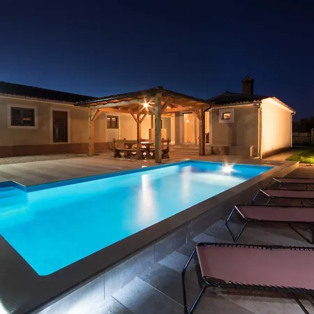 Monkodonja, A Charming Summer Retreat Near Ρόβινι